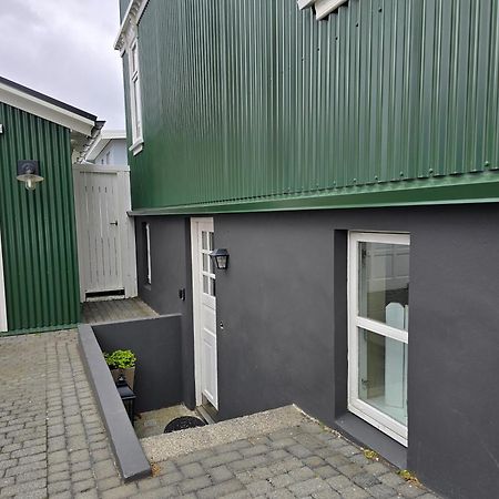 Old Charm Apartment - Keflavik Downtown Bagian luar foto