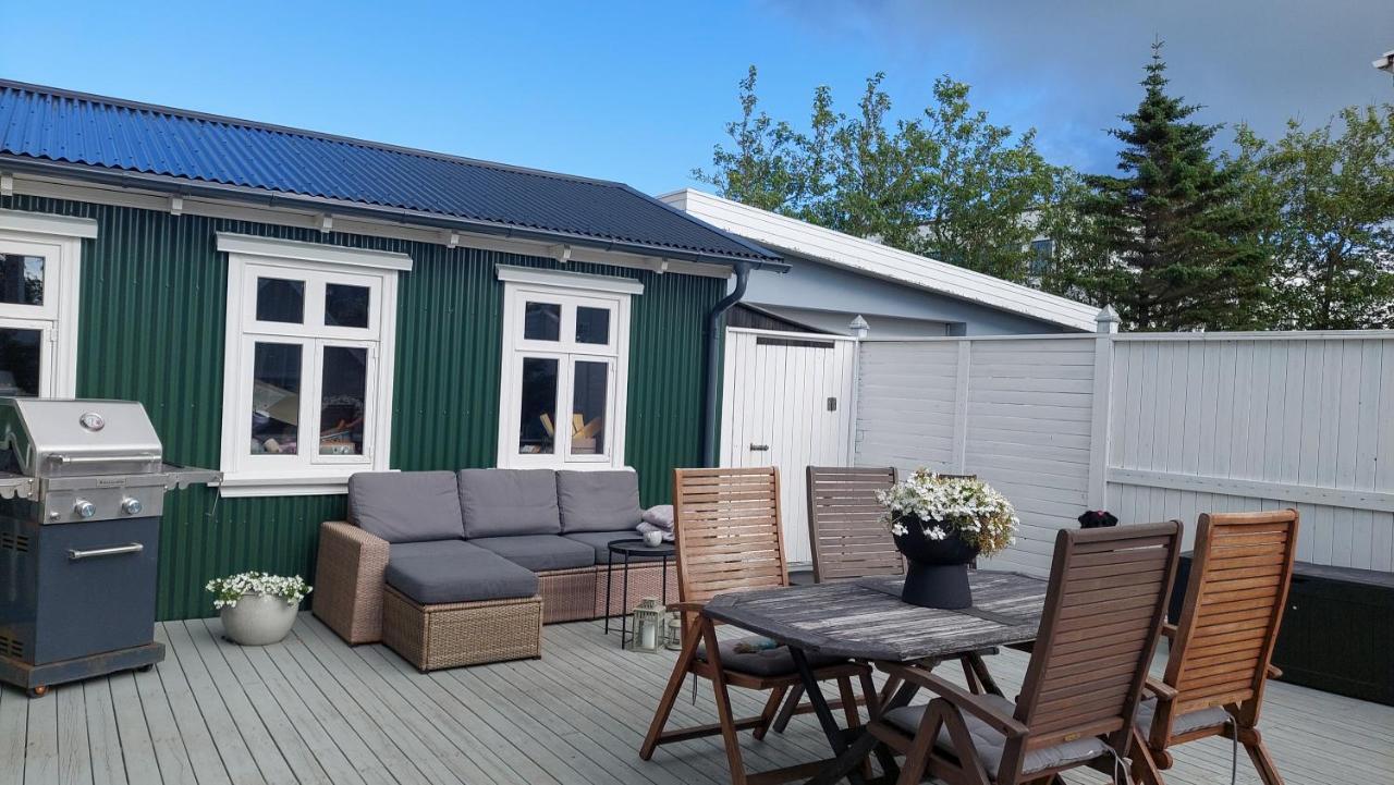 Old Charm Apartment - Keflavik Downtown Bagian luar foto