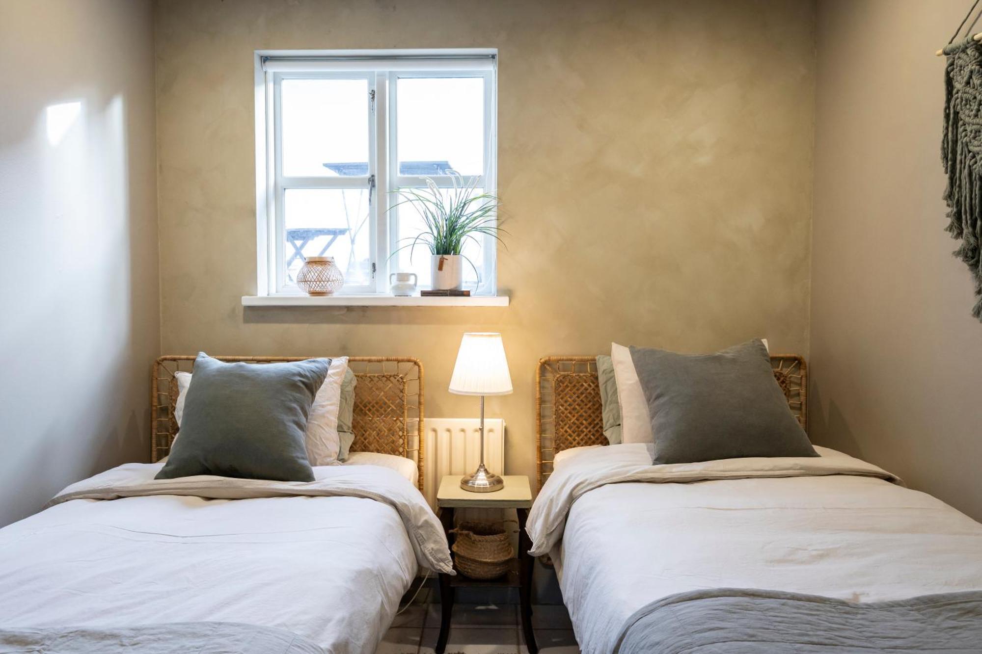 Old Charm Apartment - Keflavik Downtown Bagian luar foto
