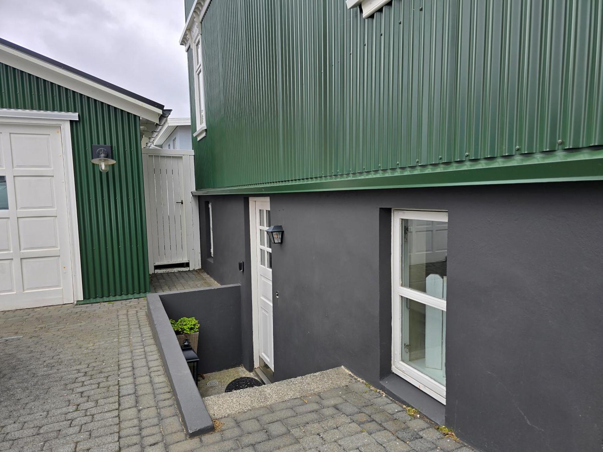 Old Charm Apartment - Keflavik Downtown Bagian luar foto
